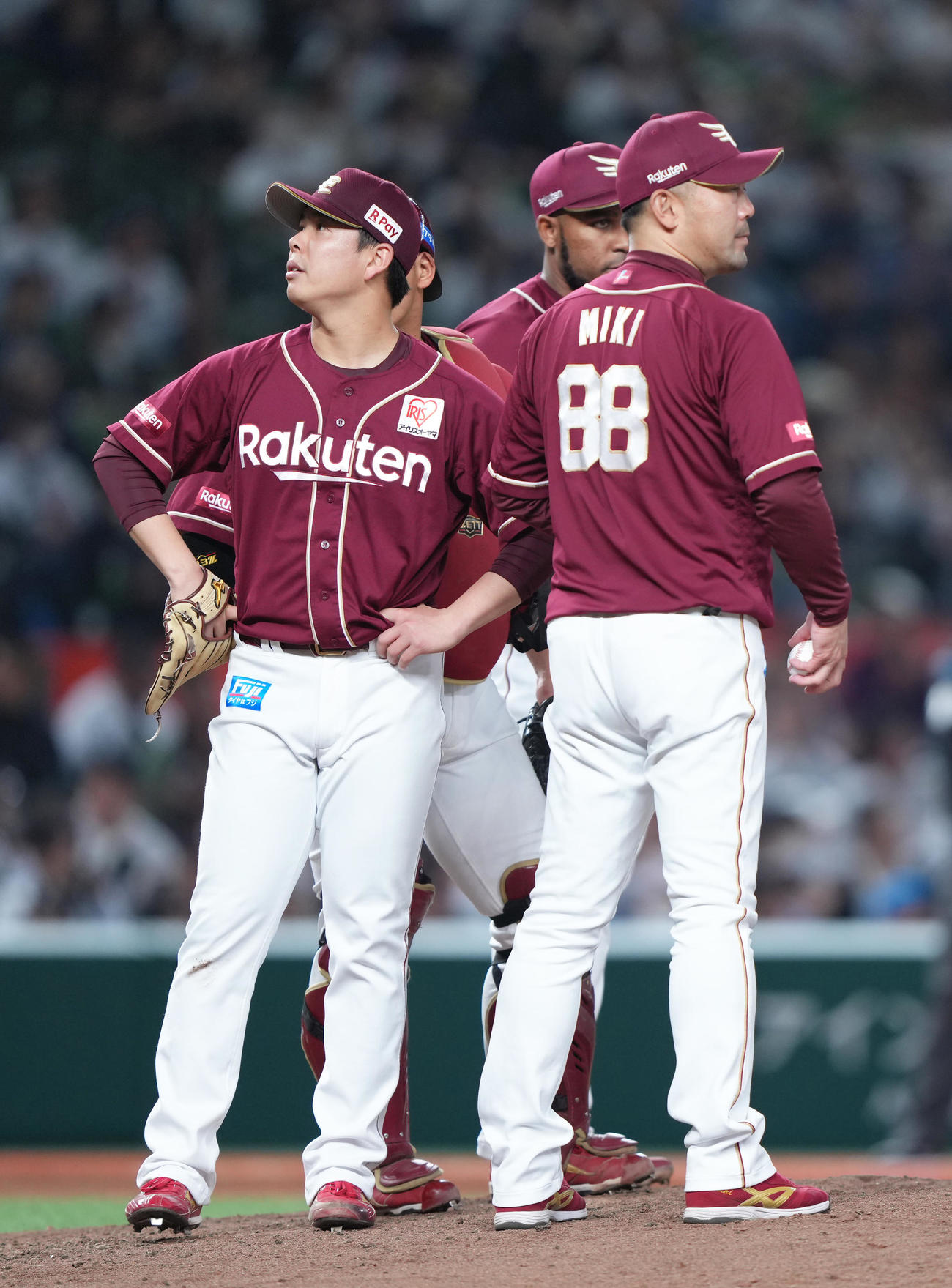 西武対楽天　7回途中、楽天藤井（左）の交代を告げ、マウンドへと向かう三木監督（撮影・足立雅史）