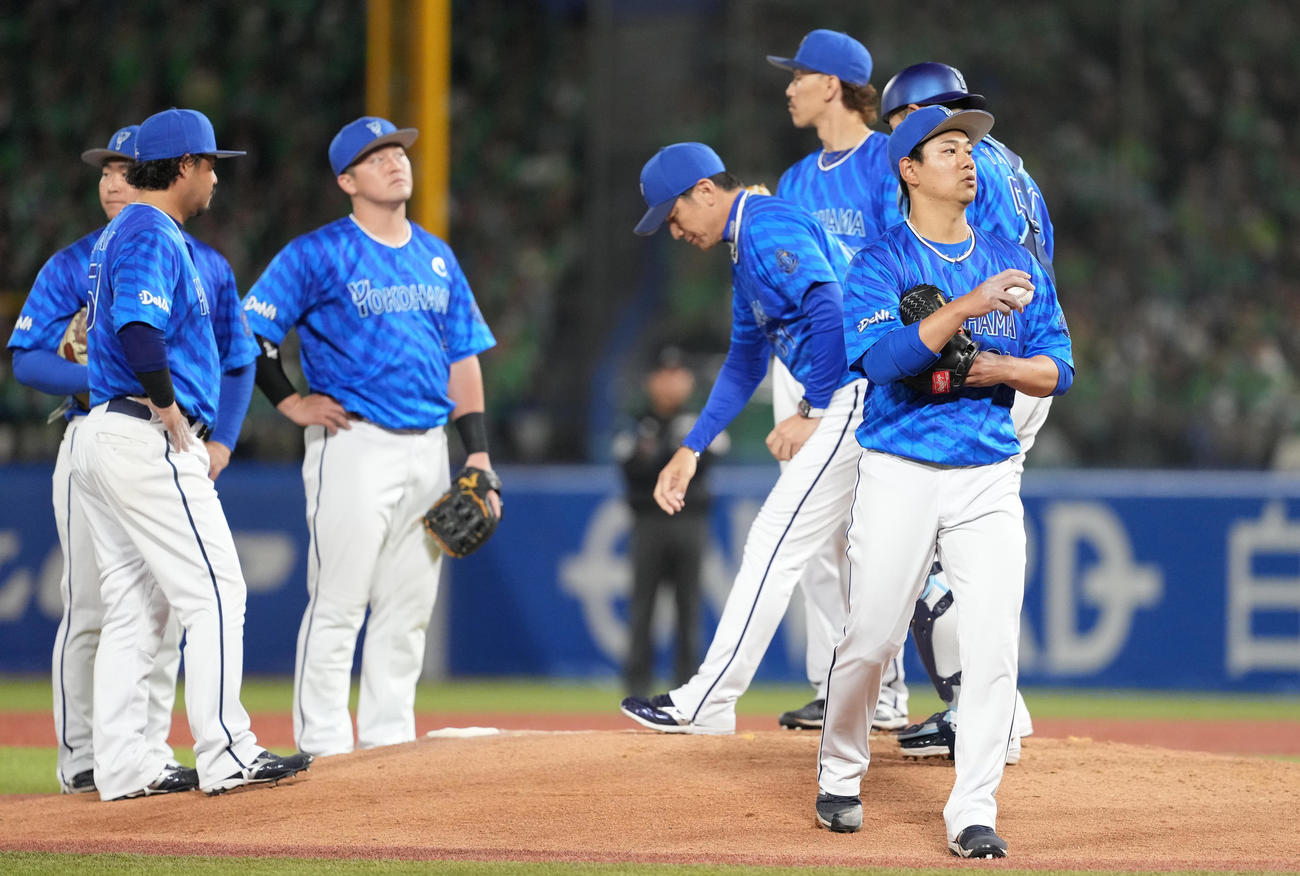 ヤクルト対DeNA 5回裏途中で降板するDeNA吉野（右）（撮影・鈴木みどり）