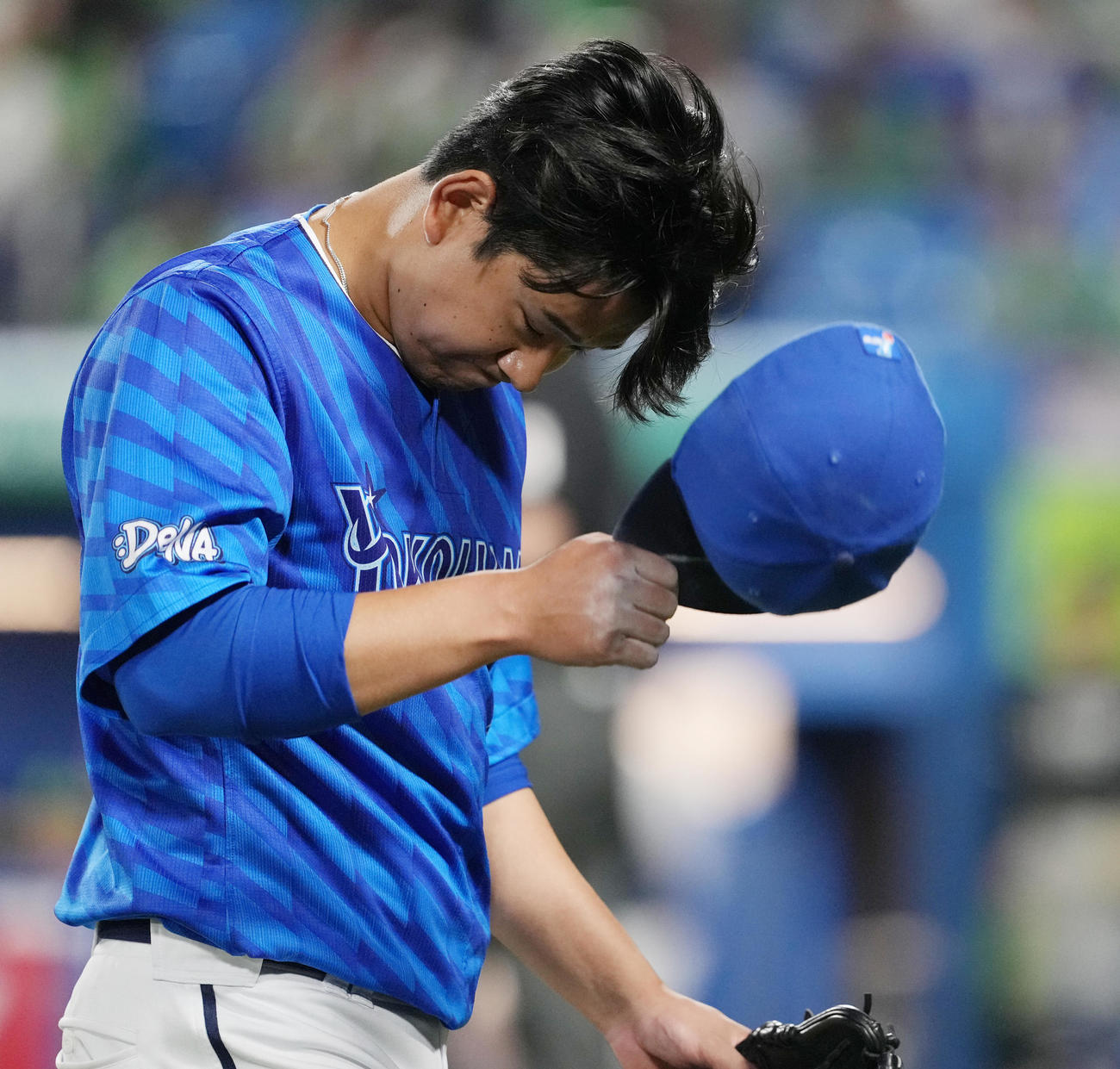 ヤクルト対DeNA 5回裏途中で降板するDeNA吉野（撮影・鈴木みどり）
