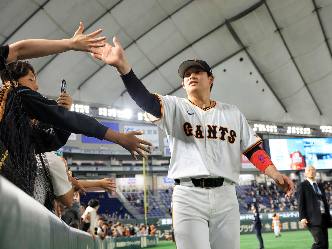 巨人対広島　決勝打の巨人増田陸は笑顔でファンとハイタッチ（撮影・浅見桂子）