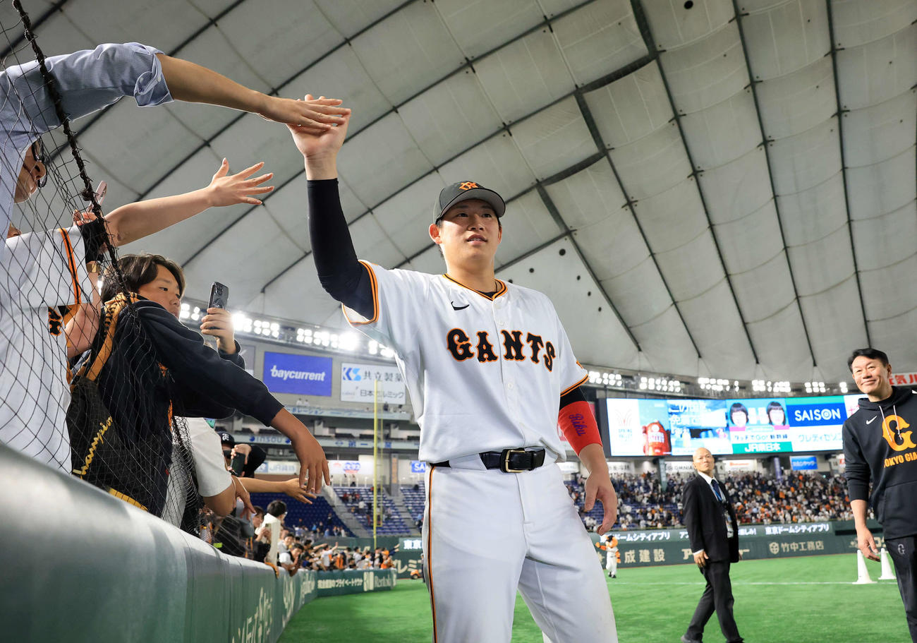 巨人対広島　決勝打の巨人増田陸は笑顔でファンとハイタッチ（撮影・浅見桂子）