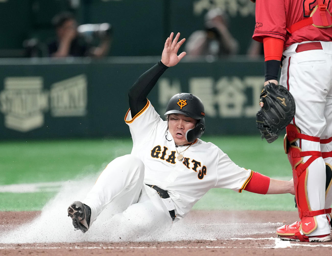 巨人対広島　6回裏巨人2死一、二塁、増田陸の左前の適時二塁打で本塁へ激走する一走甲斐（撮影・たえ見朱実）