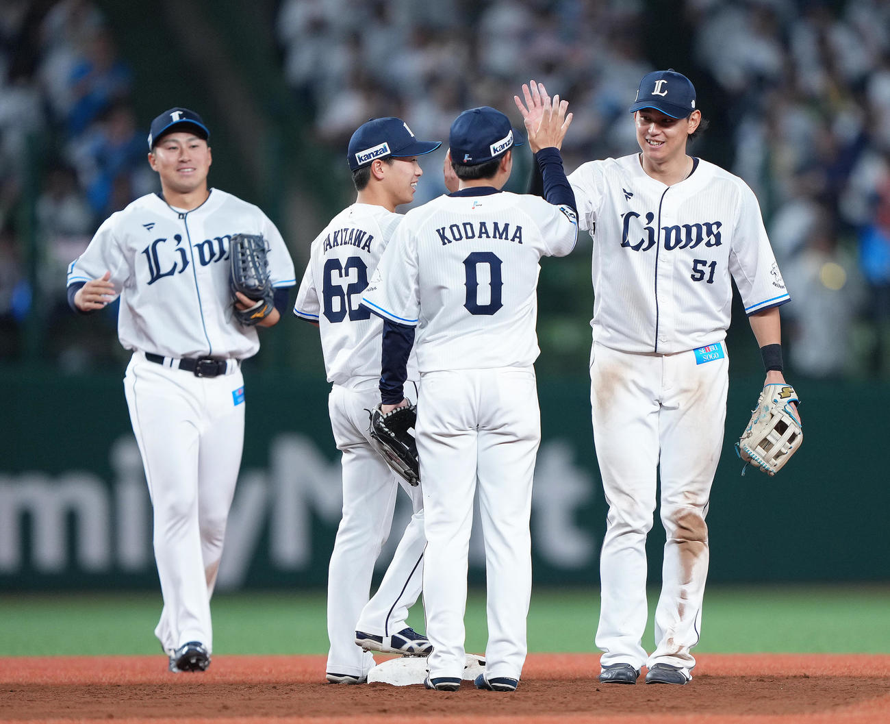 西武対楽天　勝利しタッチを交わす西武の、左から渡部聖、滝沢、児玉、西川（撮影・足立雅史）