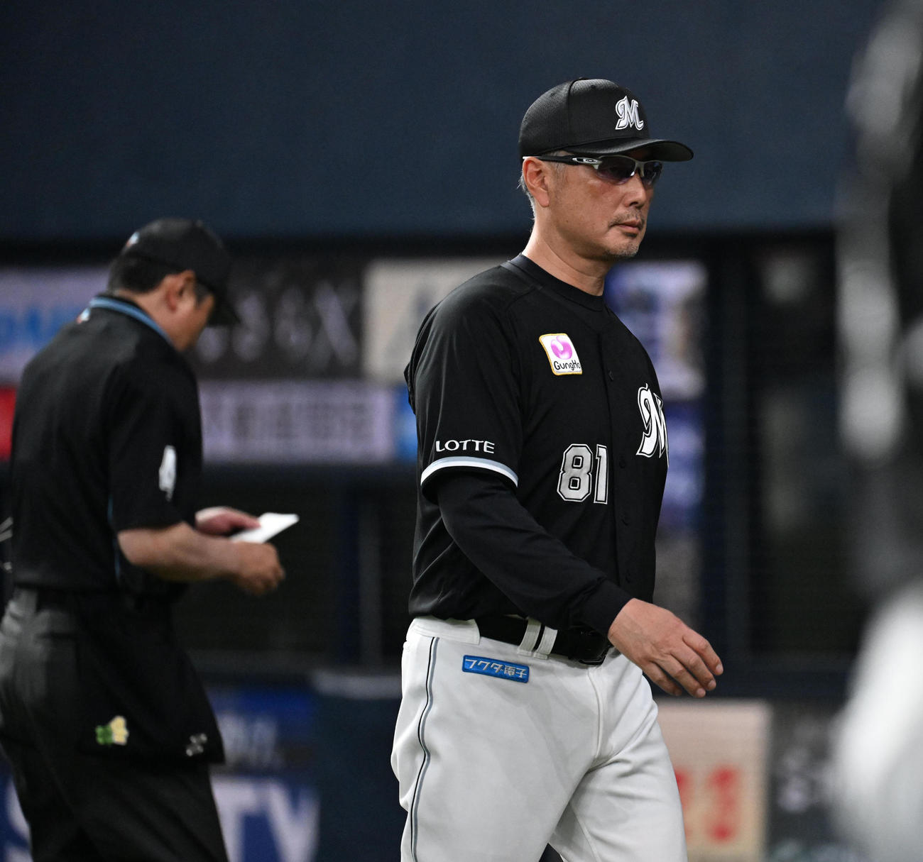 オリックス対ロッテ　6回表を終え、選手の交代を告げるロッテ吉井監督（撮影・和賀正仁）