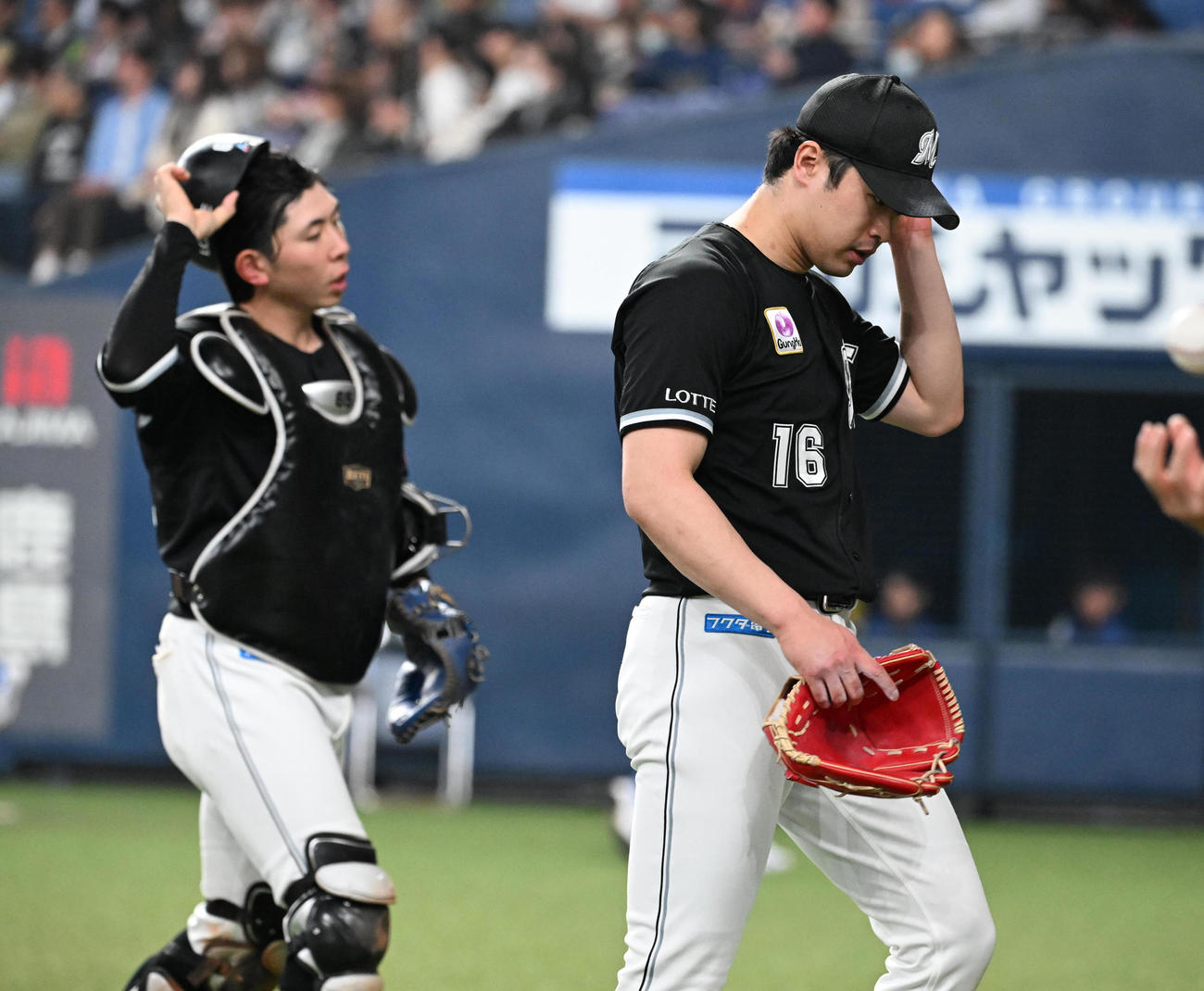 オリックス対ロッテ　3回、2点を失いうつむきながらベンチに戻る種市、左は捕手寺地（撮影・和賀正仁）