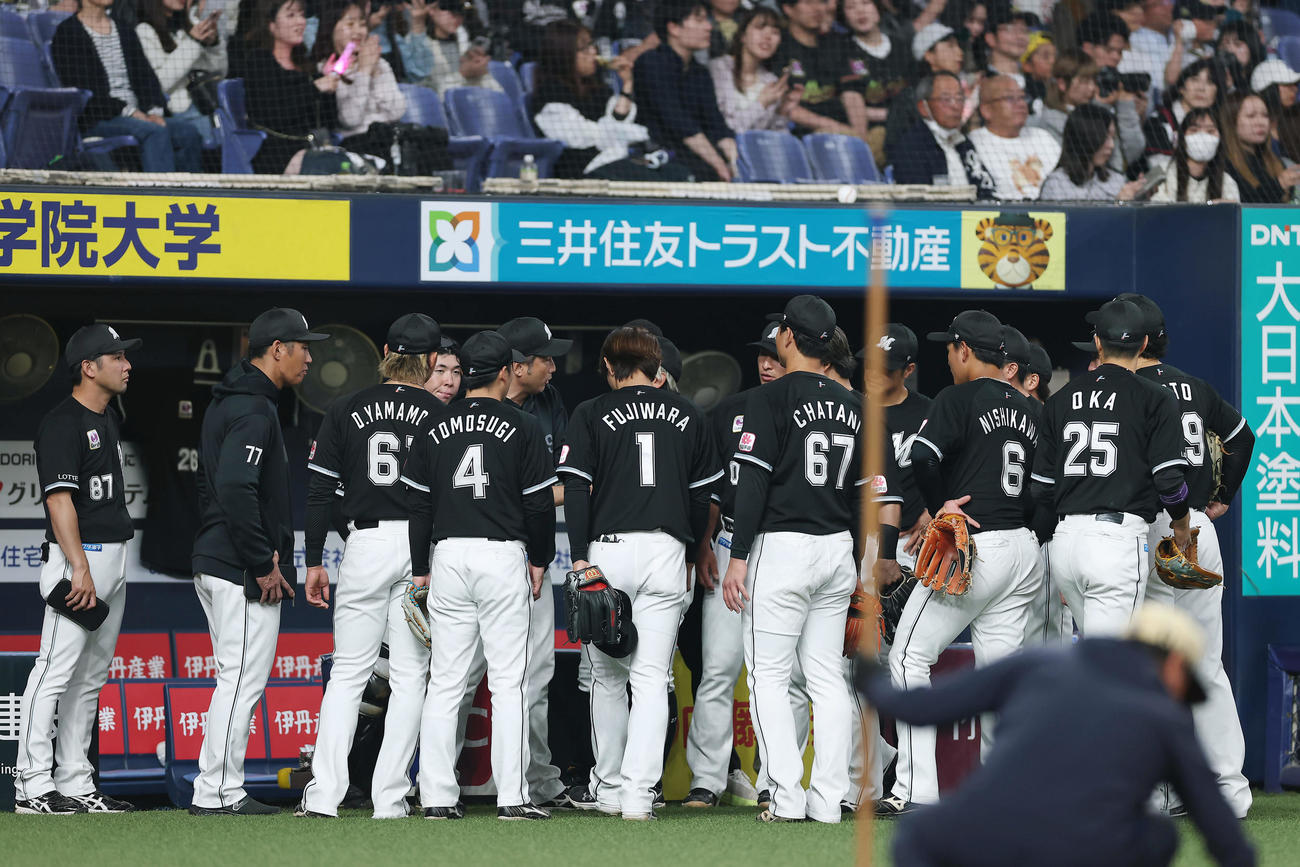 オリックス対ロッテ　5回を終え、ベンチ前で円陣を組むロッテの選手たち（撮影・前田充）