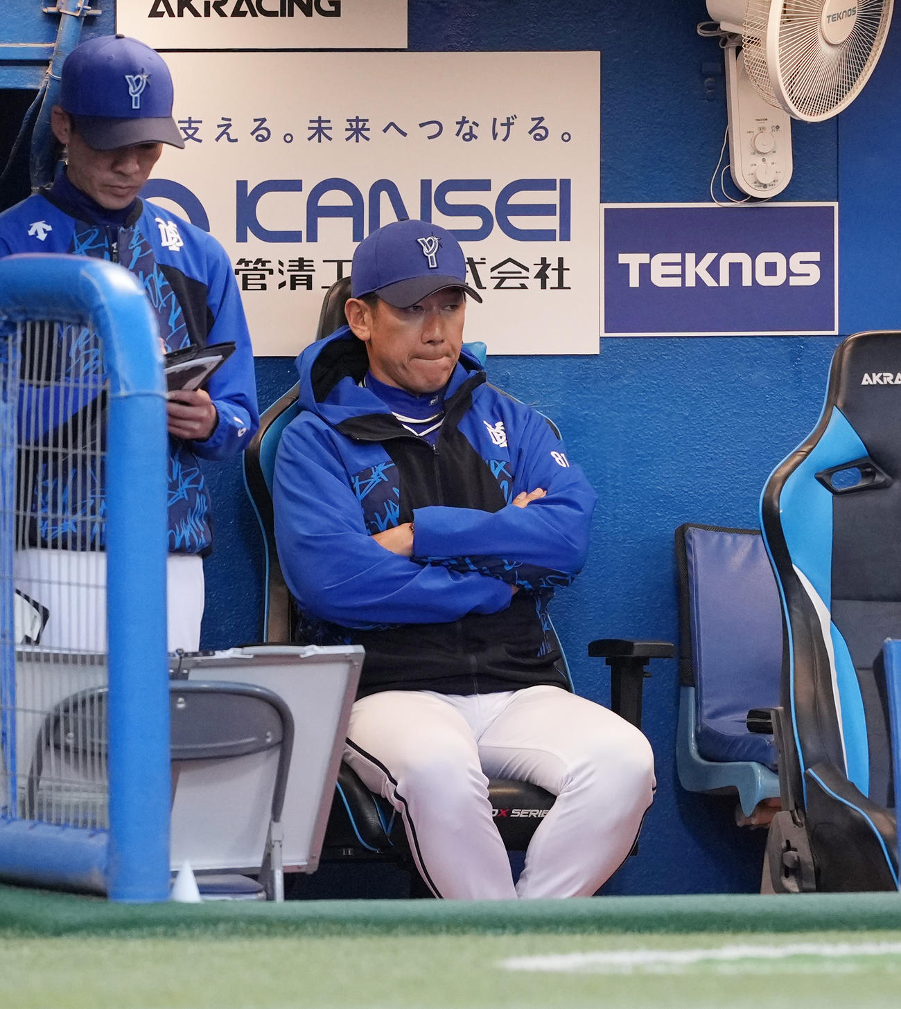 ヤクルト対DeNA　ベンチで腕を組むDeNA三浦監督（撮影・鈴木みどり）