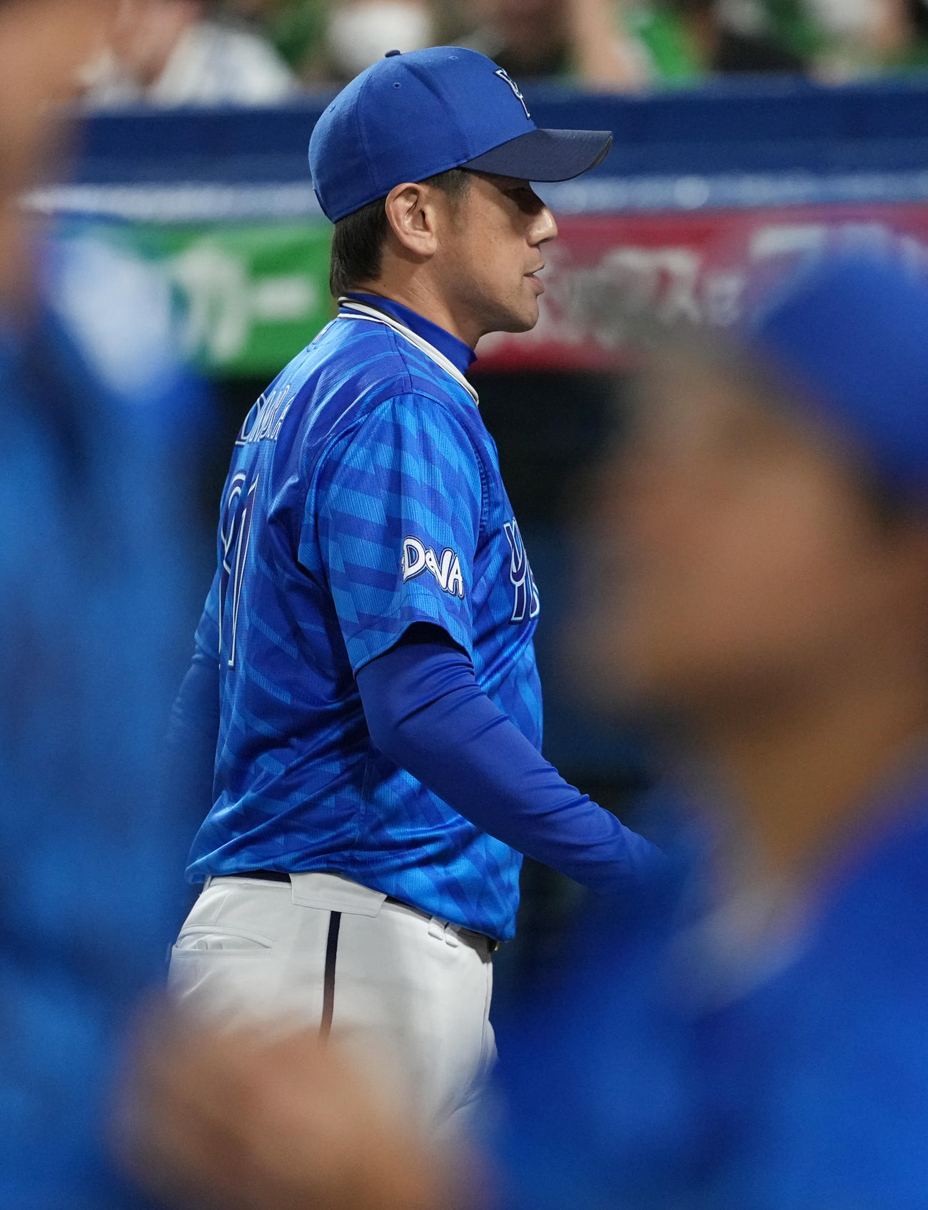 ヤクルト対DeNA 8回裏の選手交代を告げ、ベンチへ戻るDeNA三浦監督（撮影・鈴木みどり）