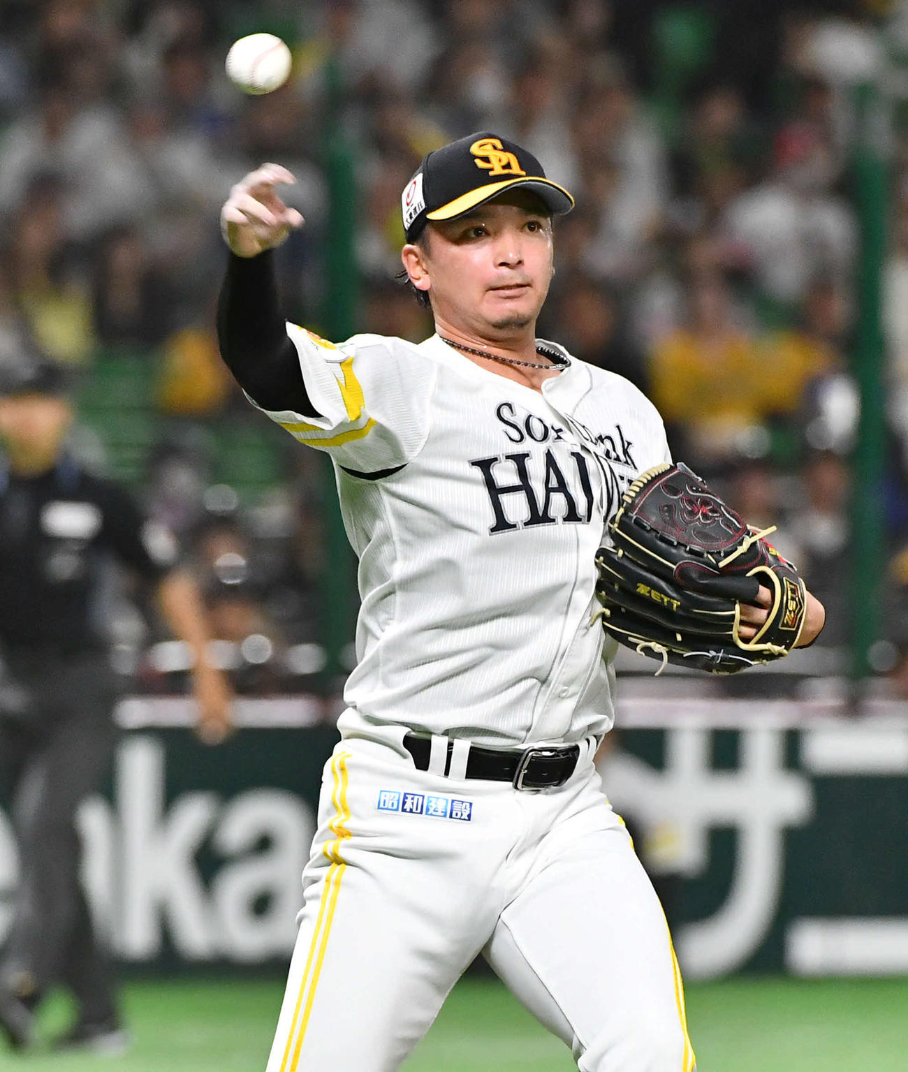 ソフトバンク対日本ハム　1回表日本ハム1死、水谷を投ゴロに抑える東浜（撮影・岩下翔太）