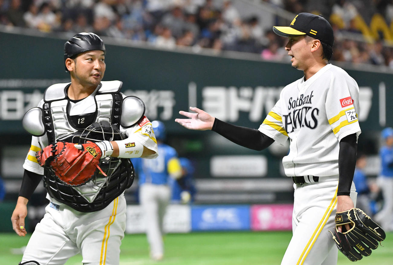 ソフトバンク対日本ハム　2回表を抑えた東浜（右）は、嶺井と話しながらベンチへ戻る（撮影・岩下翔太）