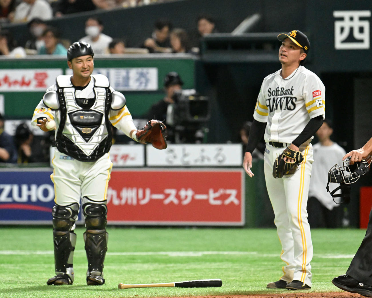 ソフトバンク対日本ハム　4回表日本ハム1死一、二塁、失点を許し厳しい表情の東浜（右）と嶺井（撮影・林敢治）