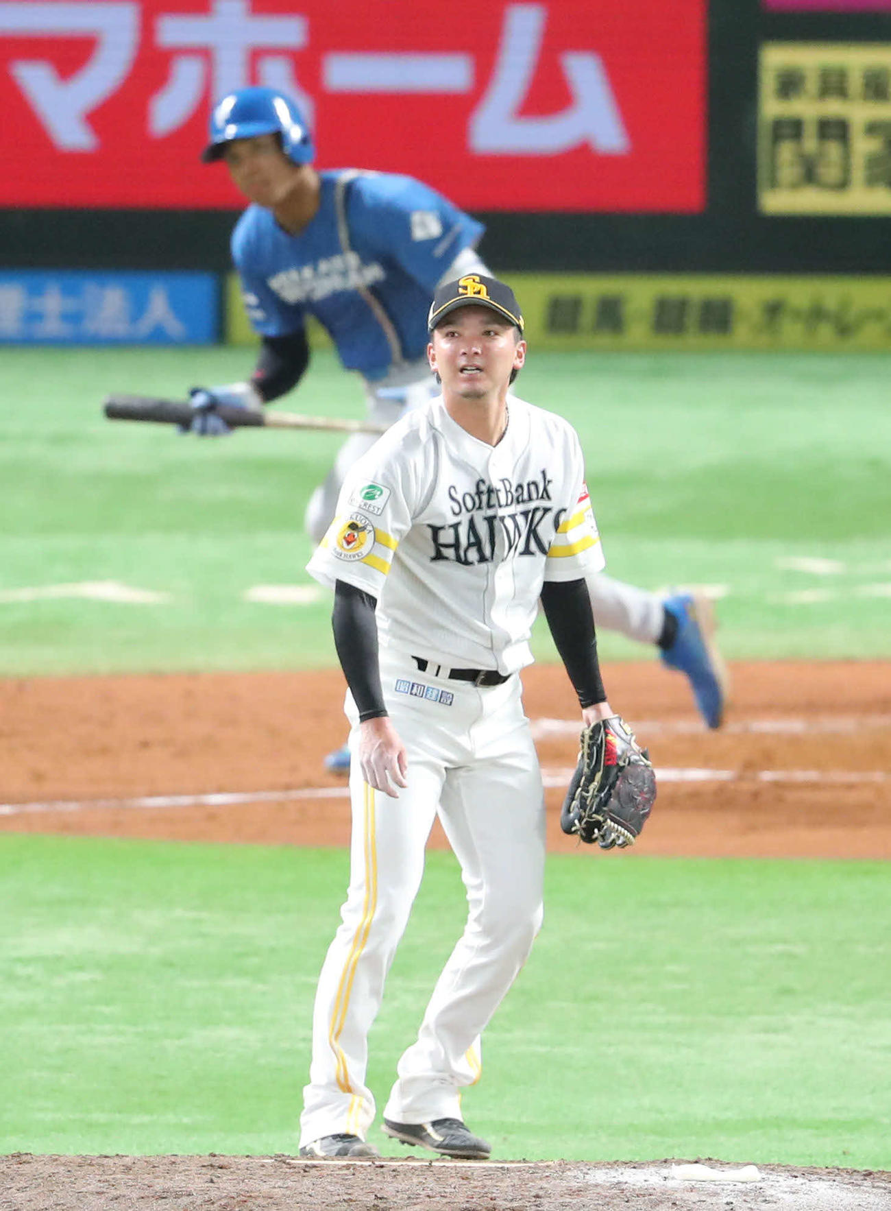 ソフトバンク対日本ハム　4回表日本ハム1死一塁、万波に右越え先制適時二塁打を浴びた東浜（撮影・梅根麻紀）