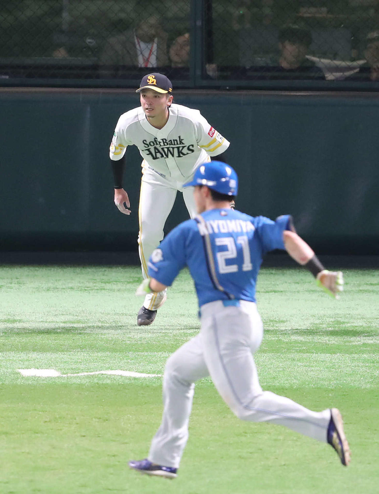 ソフトバンク対日本ハム　4回表日本ハム1死一塁、万波に右越え先制適時二塁打を浴びた東浜は本塁カバーに入る、手前は一塁走者の清宮（撮影・梅根麻紀）