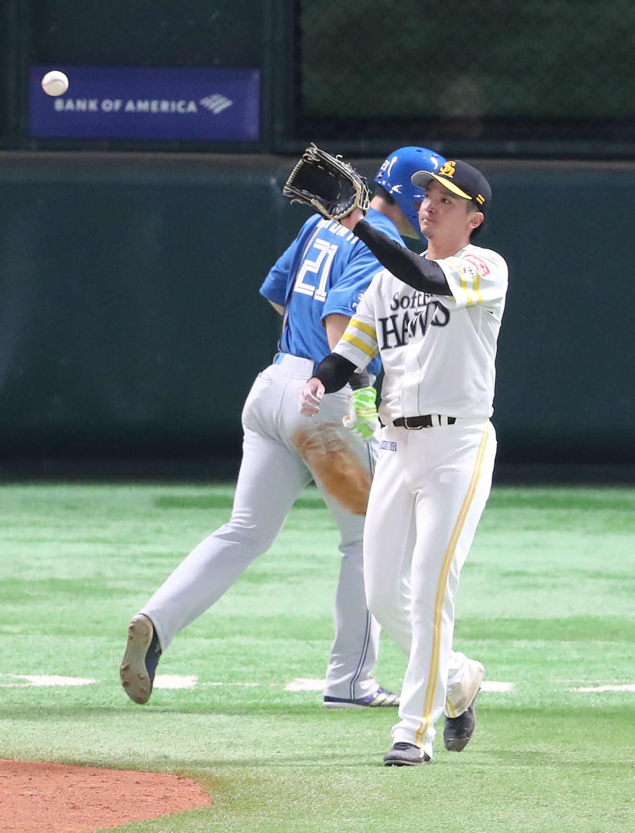 ソフトバンク対日本ハム　4回表日本ハム1死一塁、万波に右越え先制適時二塁打を浴びた東浜、後方は生還した清宮（撮影・梅根麻紀）