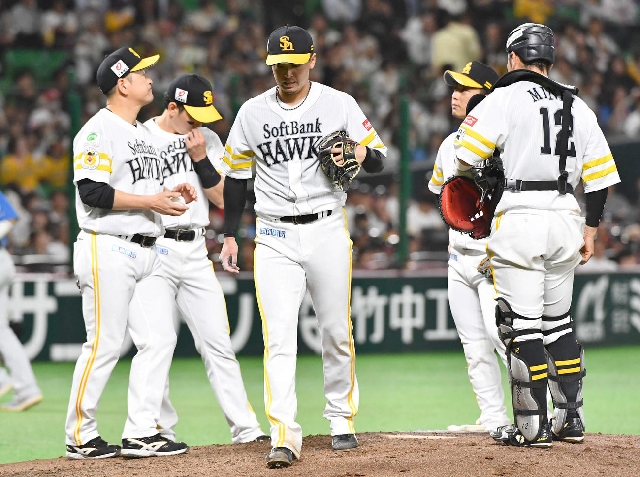 ソフトバンク対日本ハム　4回途中で降板となった東浜（中央）は悔しそうな表情でベンチへ戻る（撮影・岩下翔太）