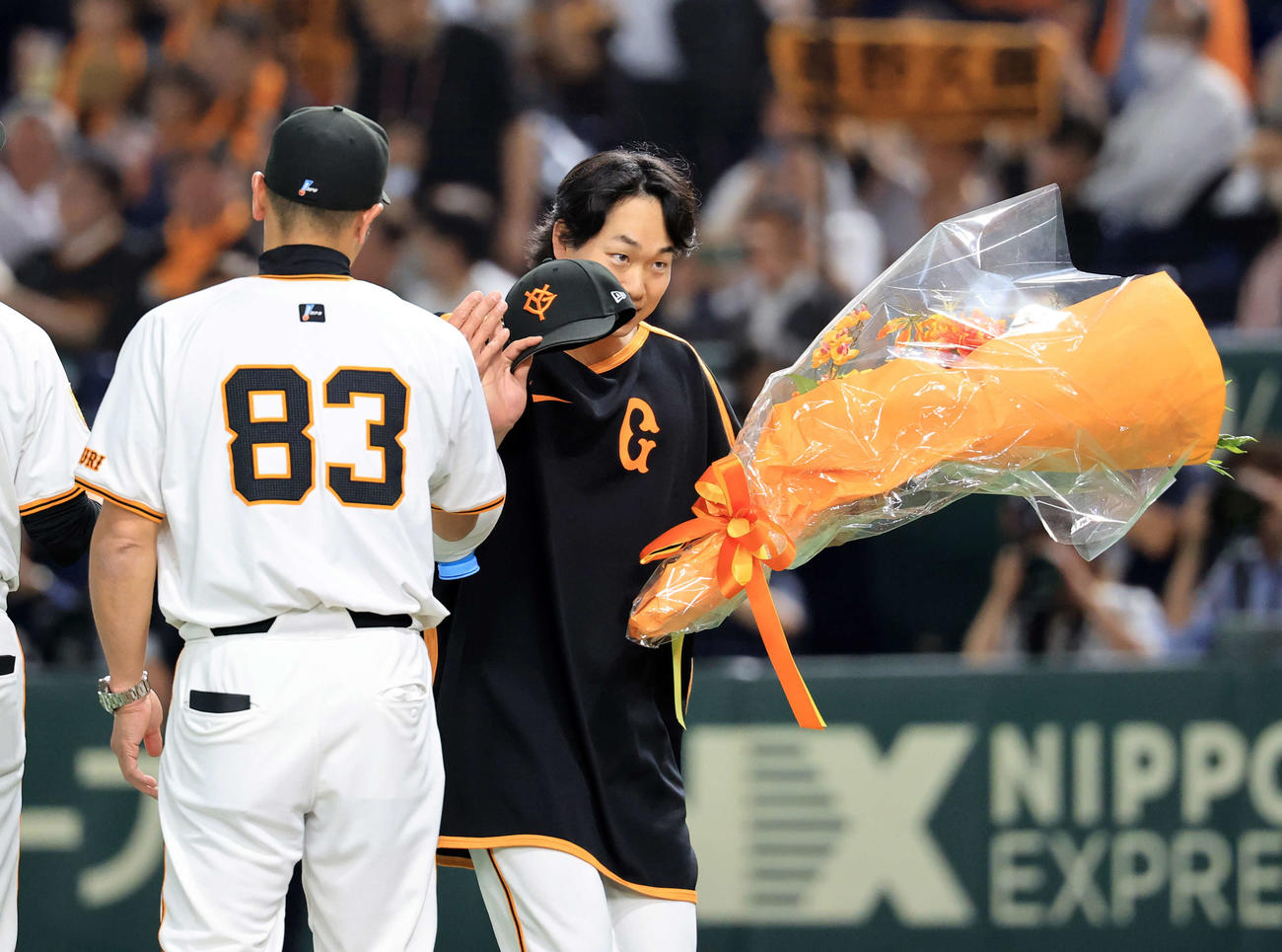 巨人対広島　開幕無失点リーグ新記録を更新して4勝目を上げた巨人山崎（右）は花束を手に阿部監督とハイタッチ（撮影・浅見桂子）