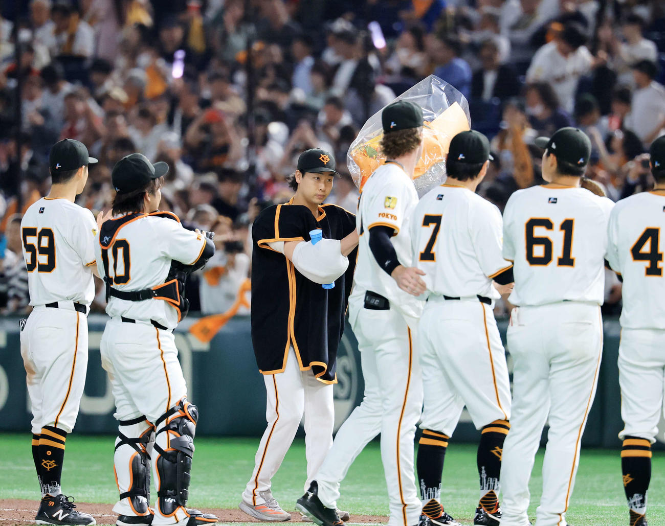 巨人対広島　開幕無失点リーグ新記録を更新して4勝目を上げた巨人山崎（中央）は花束を手にあいさつ（撮影・浅見桂子）