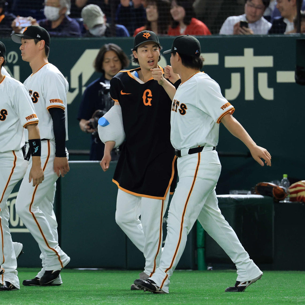 巨人対広島　開幕無失点リーグ新記録を更新して4勝目を上げた巨人山崎（中央）はナインとグータッチ（撮影・浅見桂子）