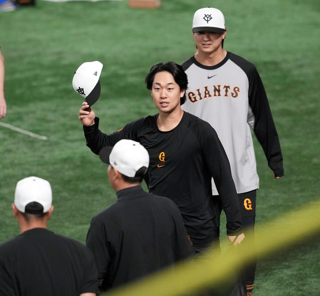 巨人対広島　ナインに送り出される巨人山崎（撮影・たえ見朱実）