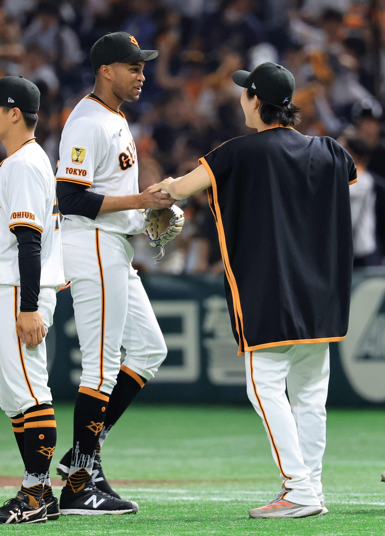 巨人対広島　開幕無失点リーグ新記録を更新して4勝目を上げた巨人山崎（手前）は最後を締めたマルティネスからウイニングボールを受け取る（撮影・浅見桂子）