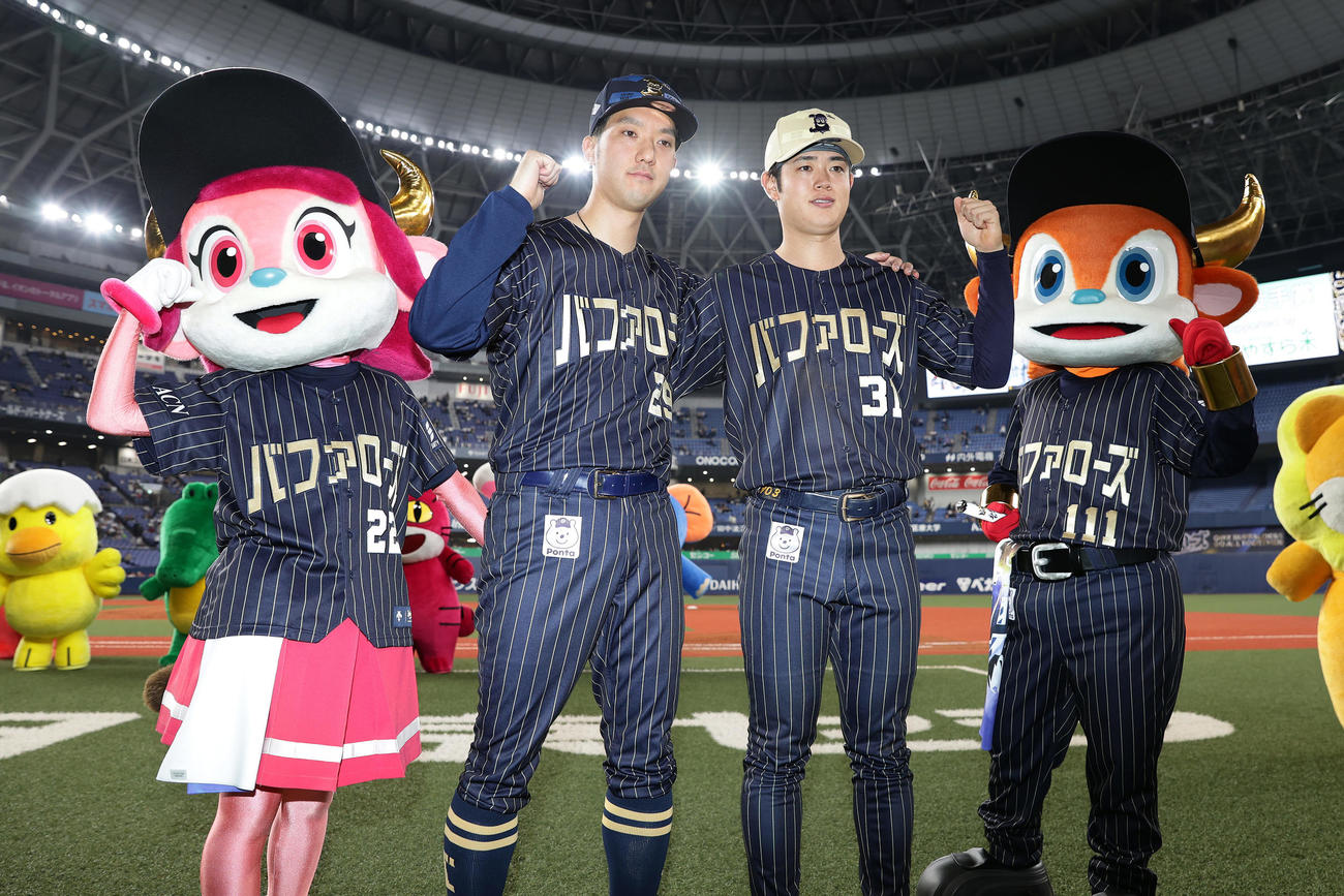 オリックス対ロッテ　ロッテに勝利し、笑顔でガッツポーズするオリックス田嶋（左）と太田（撮影・前田充）