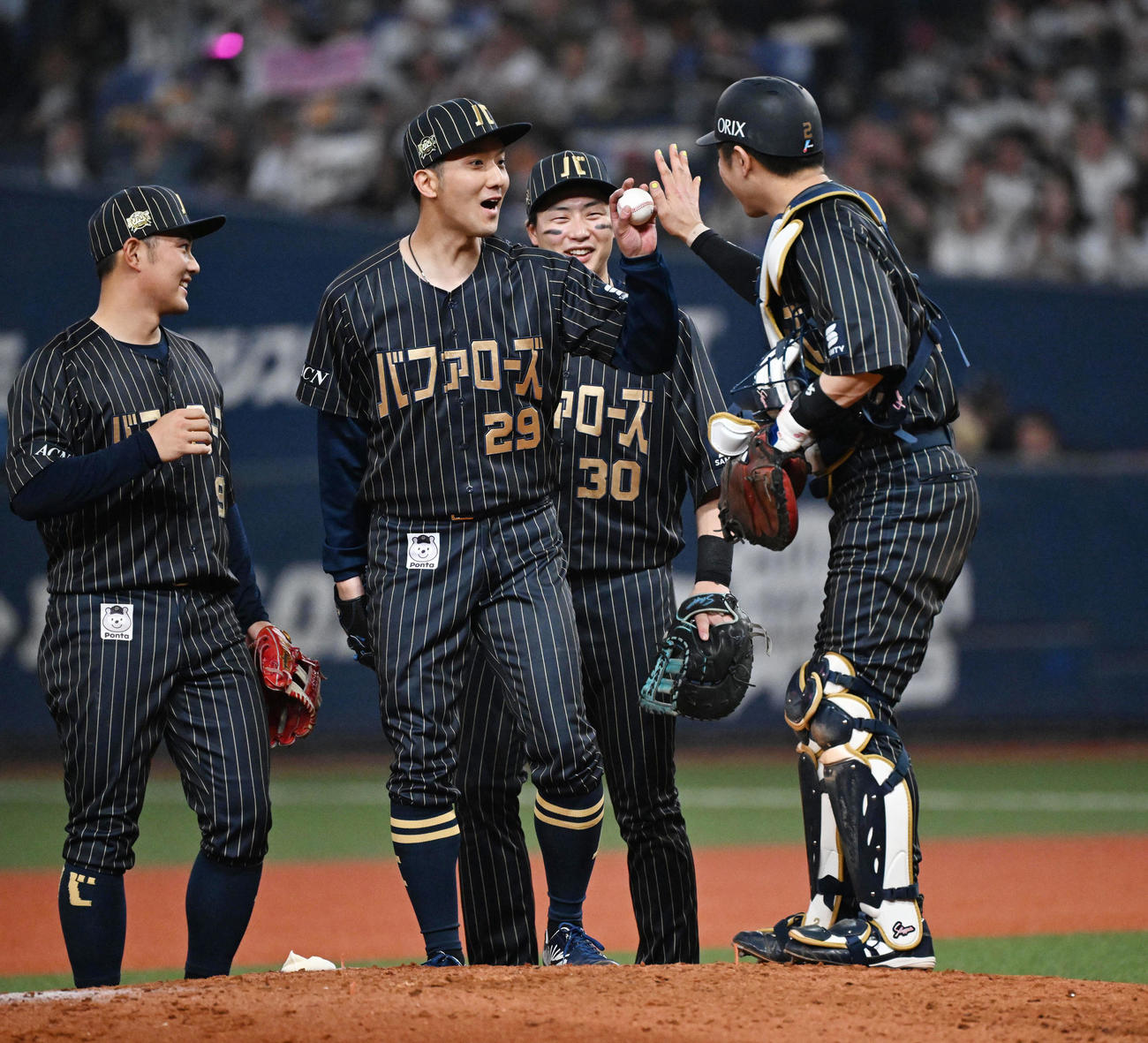 オリックス対ロッテ　ロッテを相手に完封勝利したオリックス田嶋（中央）は捕手若月とハイタッチ（撮影・和賀正仁）