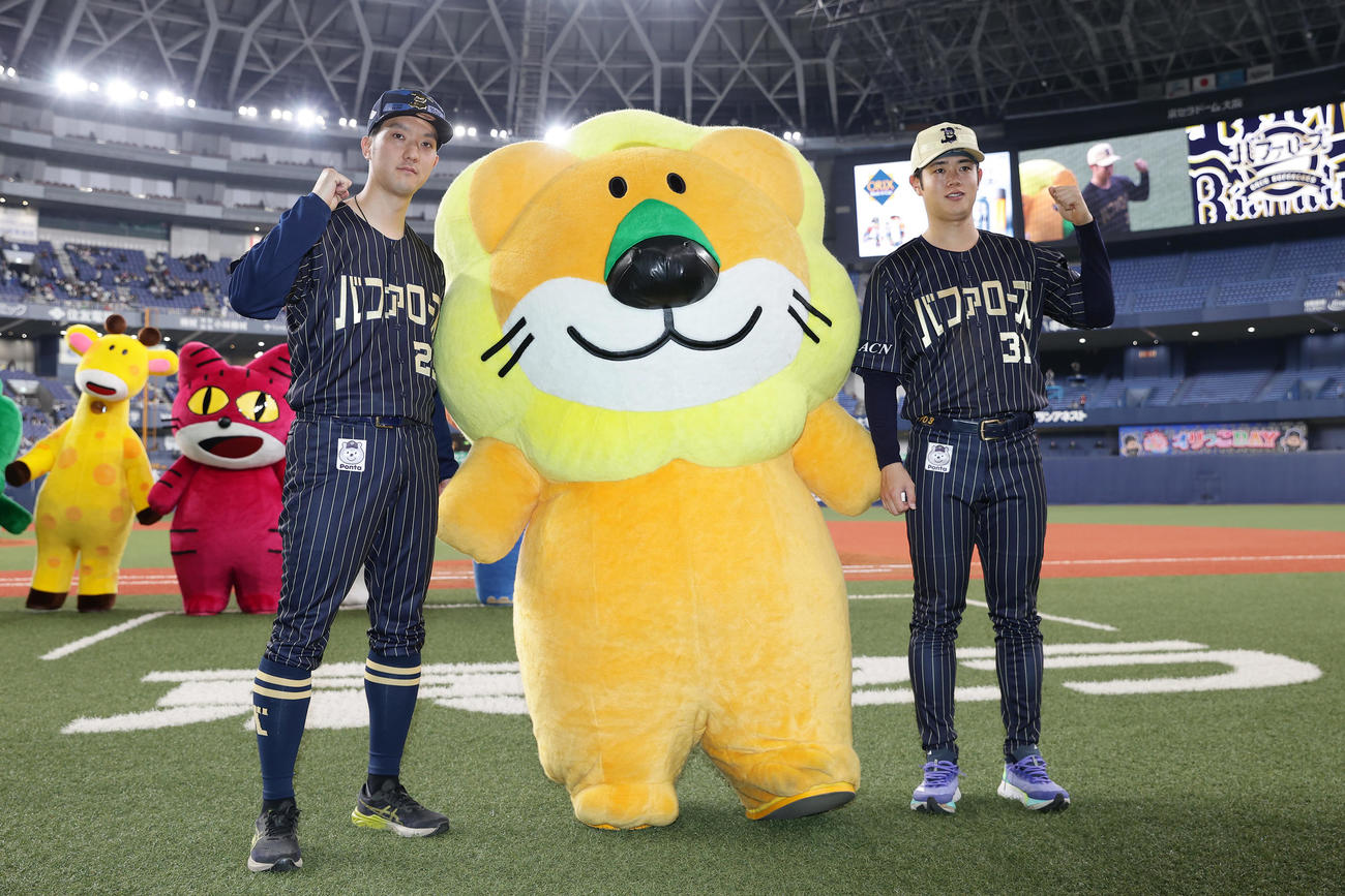 オリックス対ロッテ　ロッテに勝利し、笑顔でガッツポーズするオリックス田嶋（左）と太田（撮影・前田充）