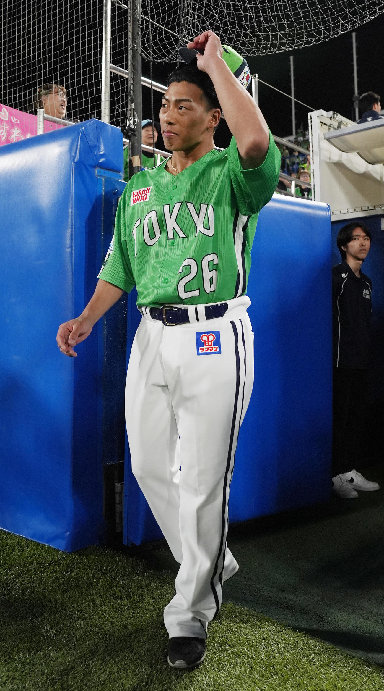 ヤクルト対DeNA DeNAに勝利し、ファンの声援に応えるヤクルト山野（撮影・鈴木みどり）
