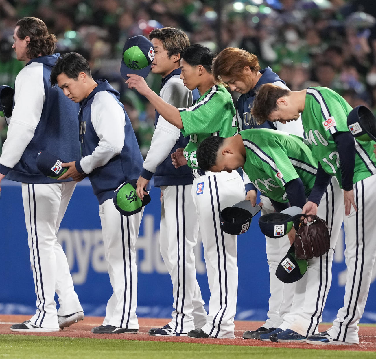 ヤクルト対DeNA DeNAに勝利し、ファンの声援に応える山野（中央）らヤクルトナイン（撮影・鈴木みどり）