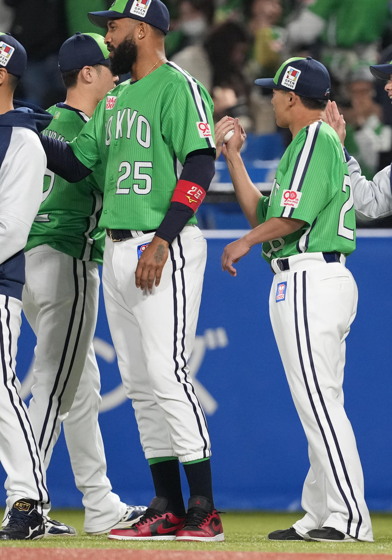 ヤクルト対DeNA DeNAに勝利し、石山（左）からウイニングボールを受け取るヤクルト山野（撮影・鈴木みどり）