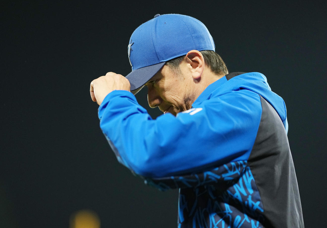 ヤクルト対DeNA　ヤクルトに敗れ引き揚げるDeNA三浦監督（撮影・鈴木みどり）