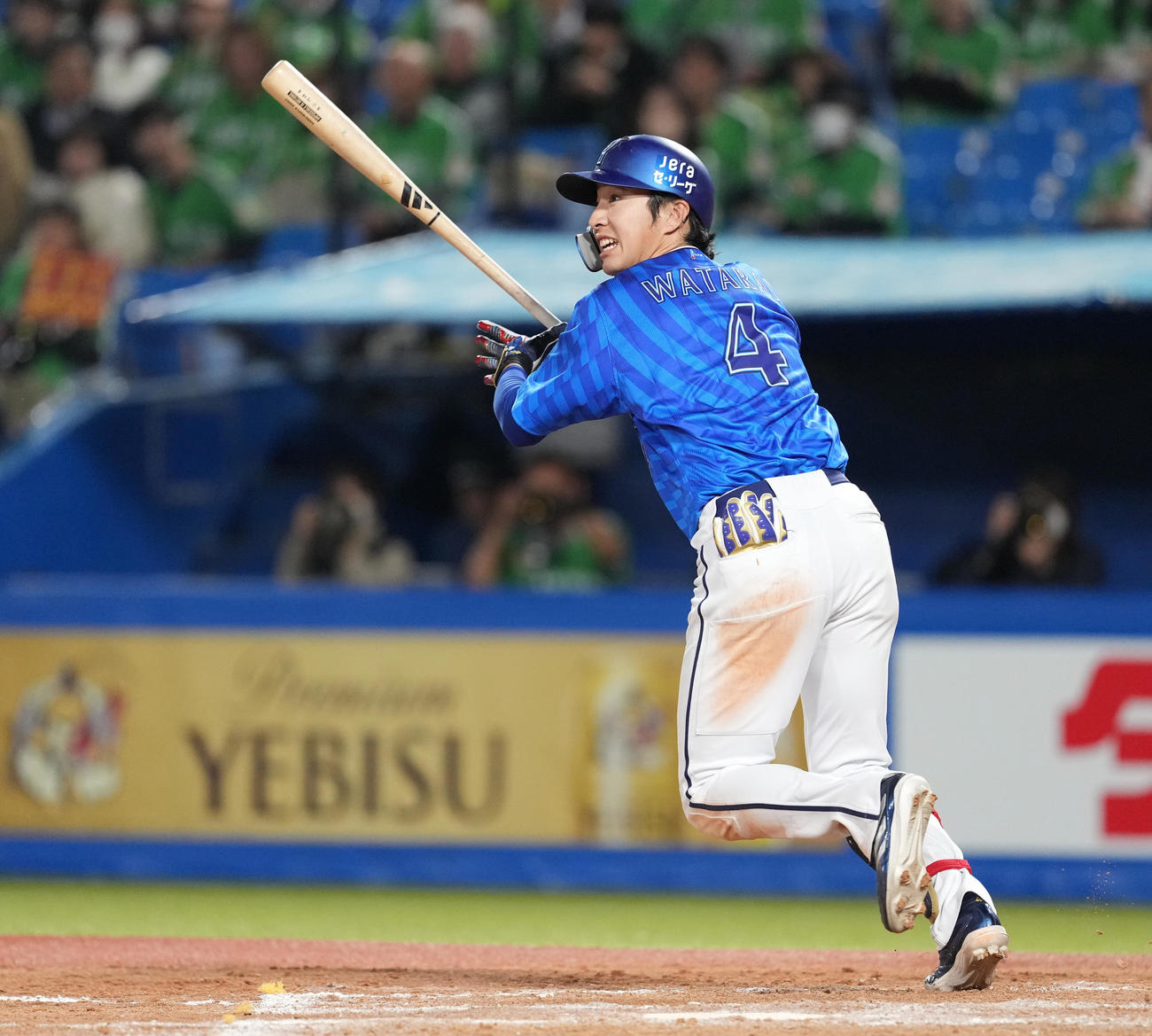 ヤクルト対DeNA 8回表DeNA無死、左前打を放つ度会（撮影・鈴木みどり）