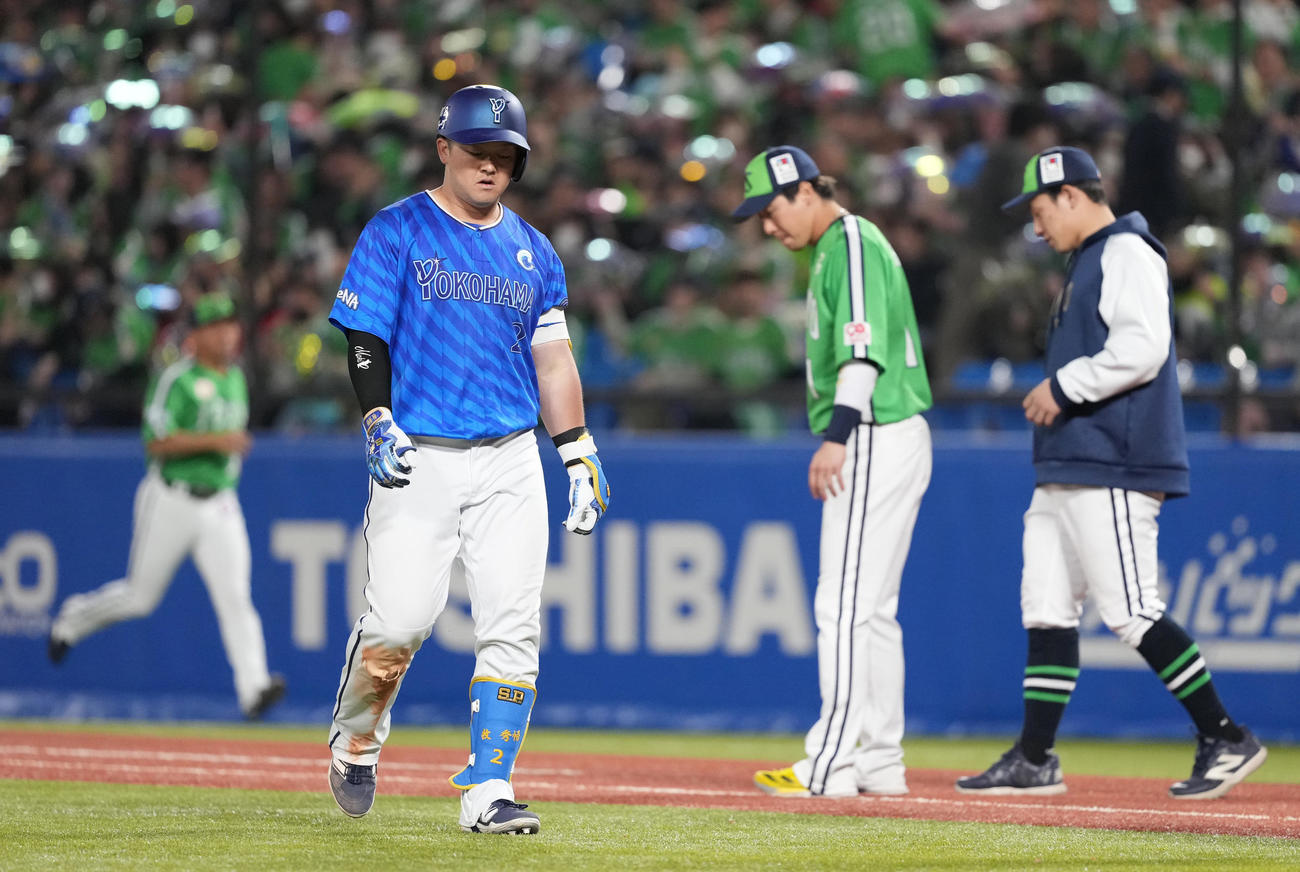 ヤクルト対DeNA　ヤクルトに敗れ、うつむきながらベンチへ戻るDeNA牧（撮影・鈴木みどり）