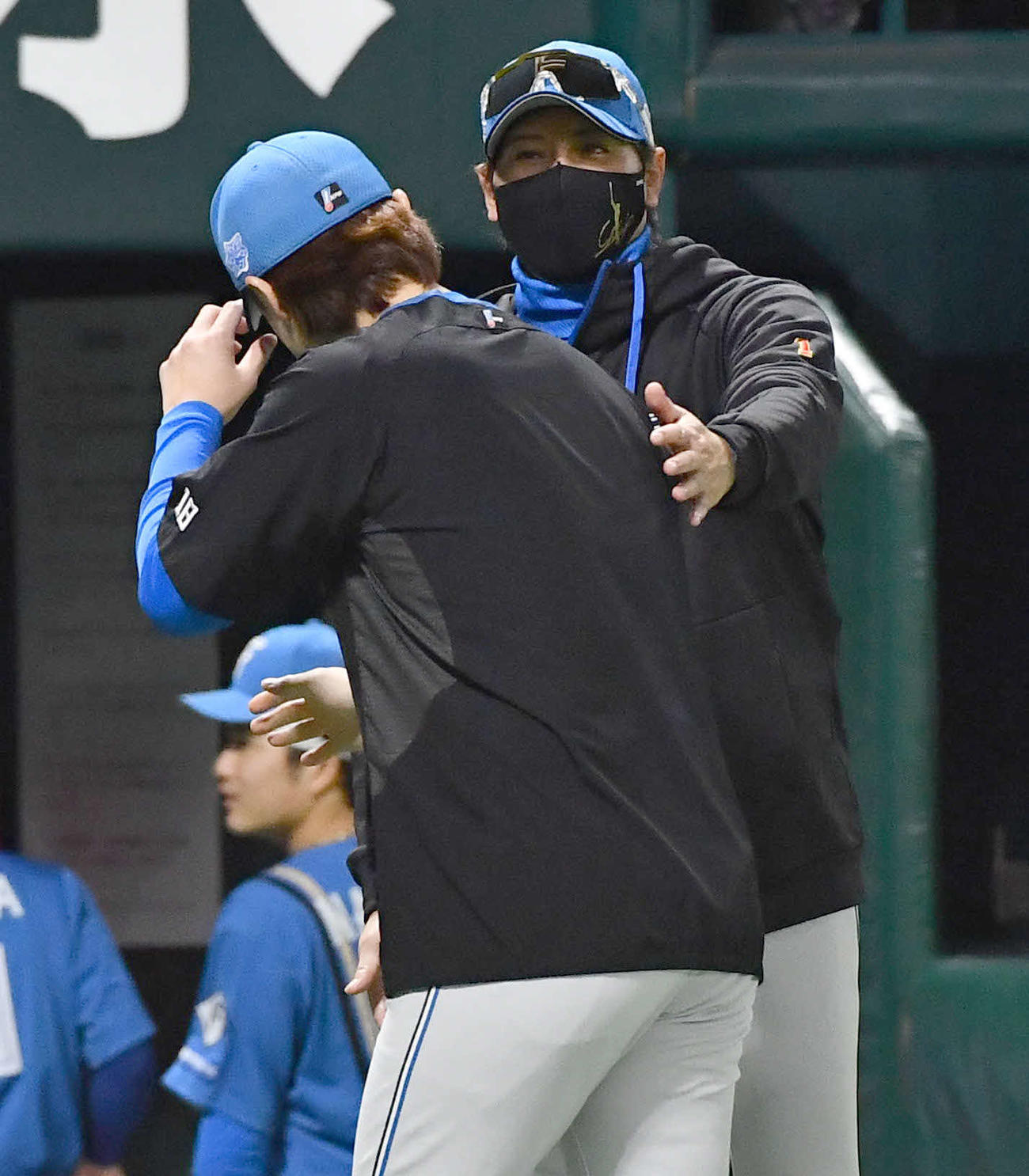 ソフトバンク対日本ハム　今季初勝利を挙げた山崎（左）を笑顔で祝福する新庄監督（撮影・岩下翔太）