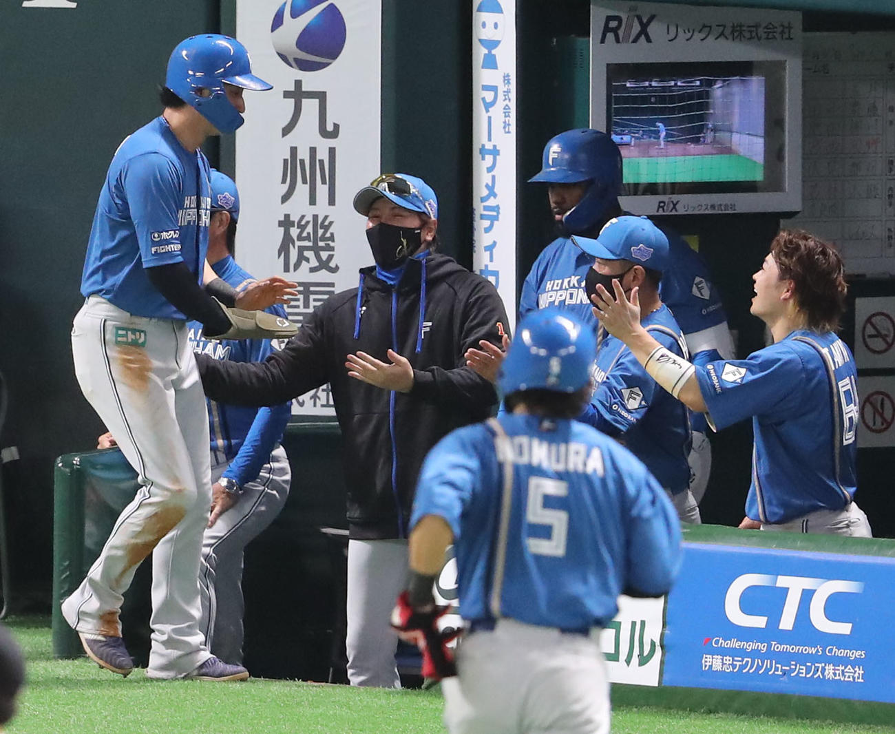ソフトバンク対日本ハム　7回表日本ハム無死一、三塁、清宮幸の一併殺打の間に生還した浅間は新庄監督に出迎えられる（撮影・梅根麻紀）