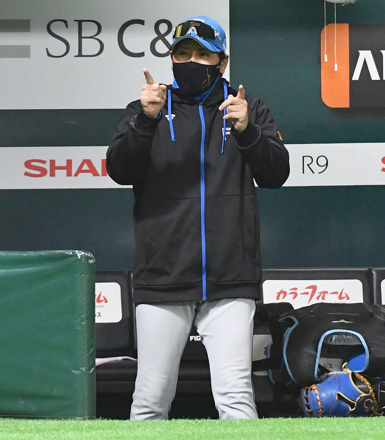 ソフトバンク対日本ハム　7回表日本ハム無死一、三塁、清宮幸の一併殺の間に三塁走者の浅間が生還し、笑顔を見せる新庄監督（撮影・岩下翔太）