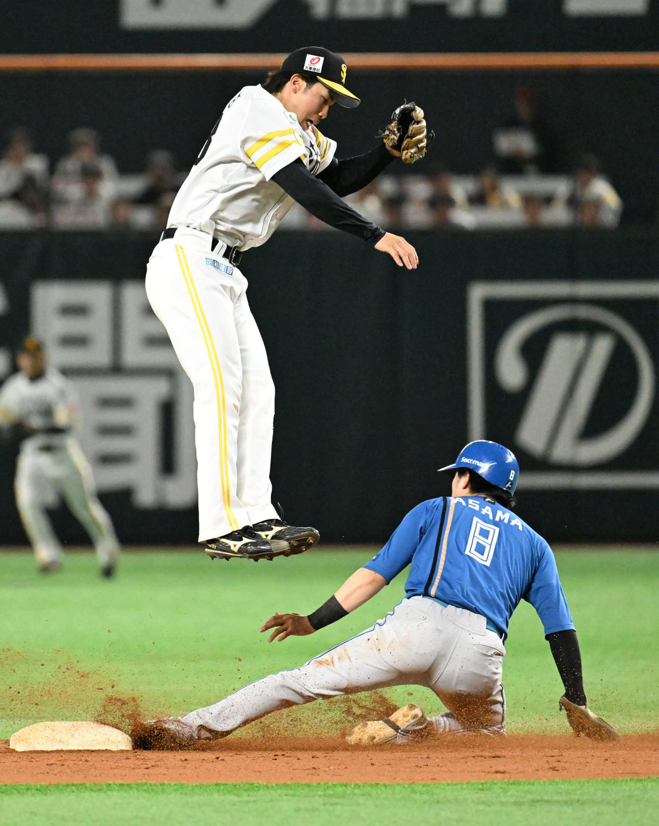ソフトバンク対日本ハム　7回表日本ハム無死一塁、浅間（下）は盗塁成功（撮影・林敢治）