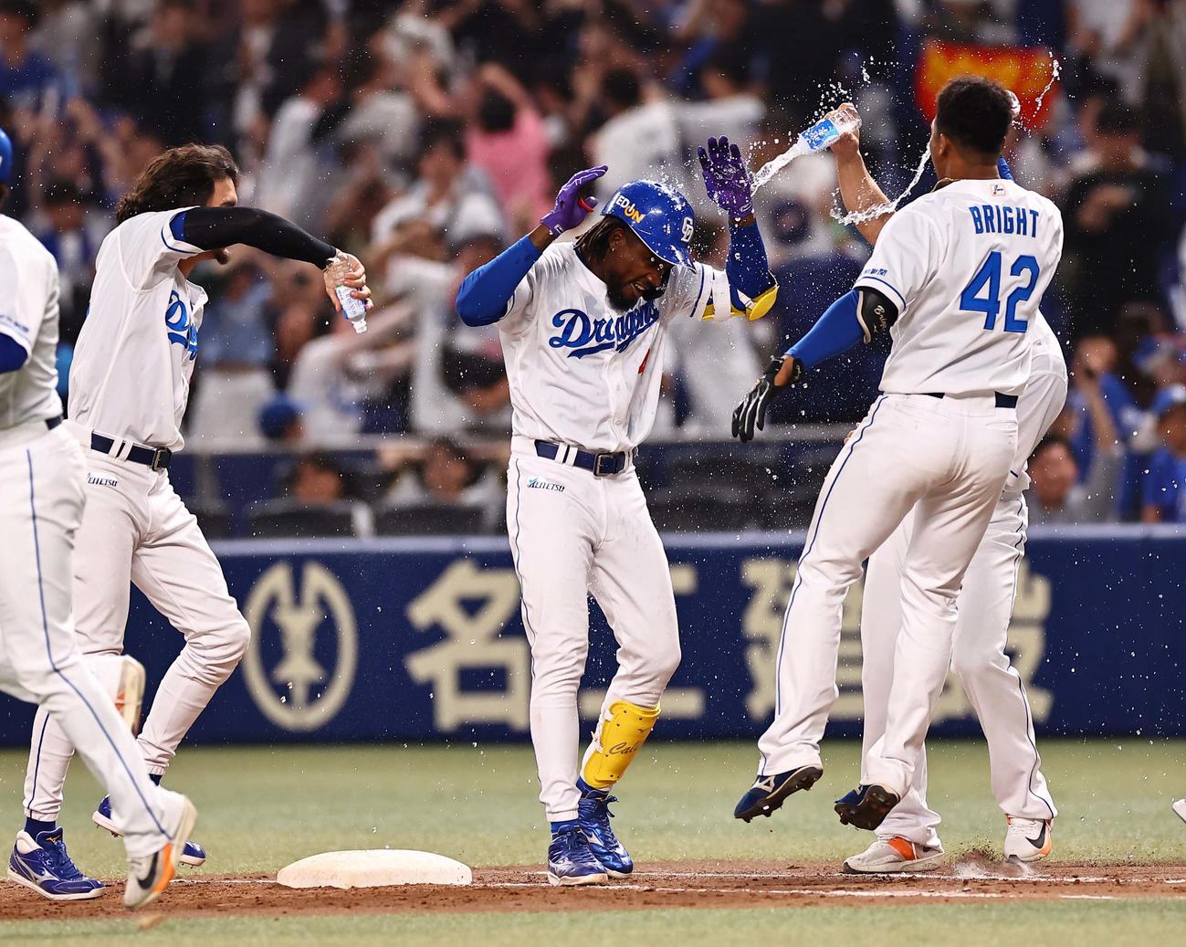 中日対阪神　11回裏中日1死一、三塁、サヨナラ犠飛を放ったカリステ（中央）はウオーターシャワーを浴びる（撮影・上田博志）