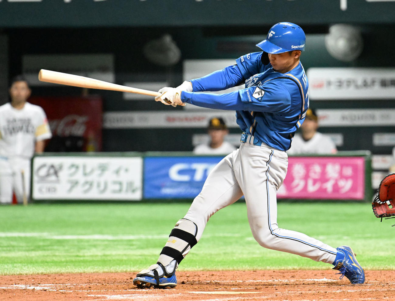 ソフトバンク対日本ハム　4回表日本ハム1死二塁、石井は適時二塁打を放つ（撮影・林敢治）