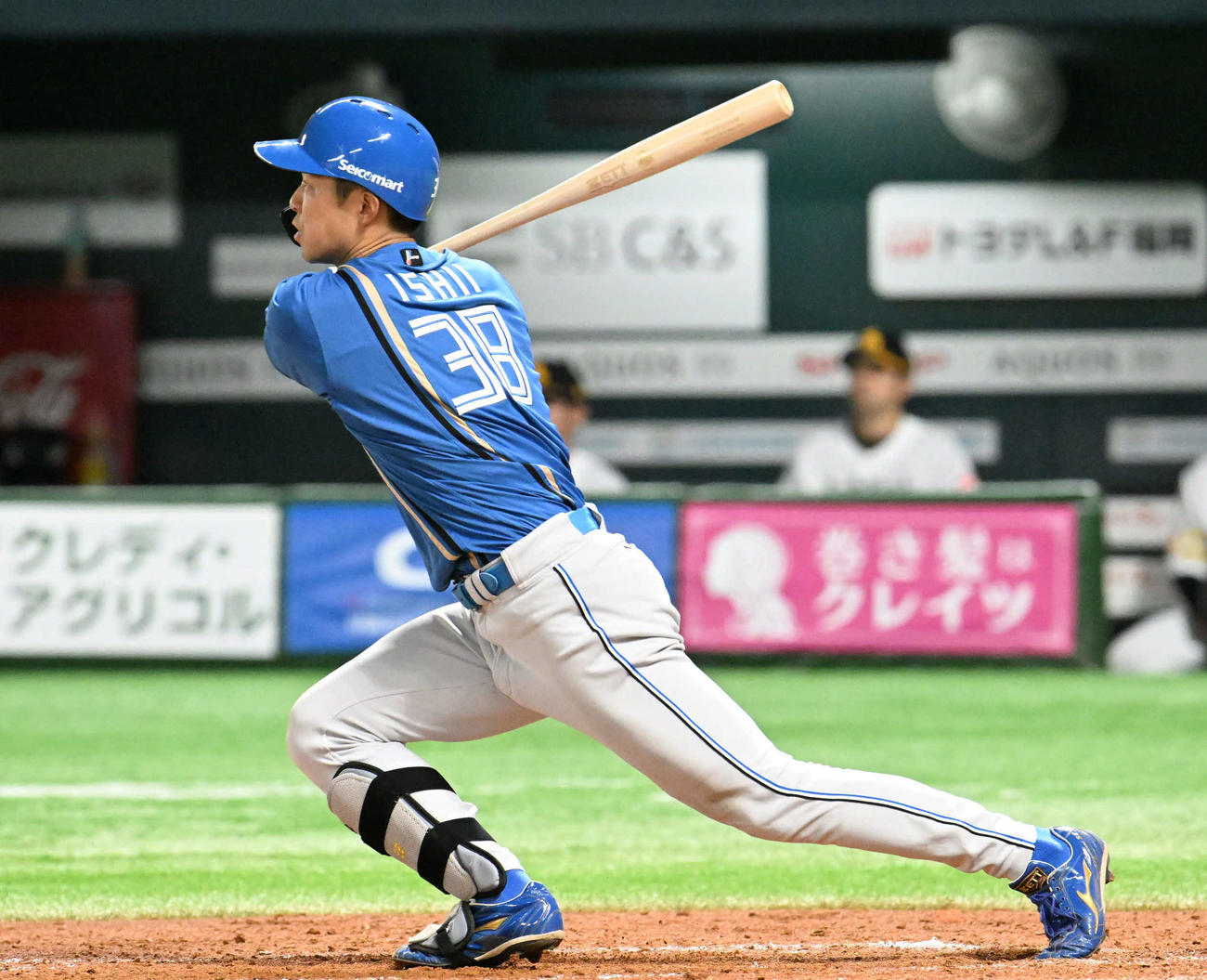 ソフトバンク対日本ハム　4回表日本ハム1死二塁、石井は適時二塁打を放つ（撮影・林敢治）