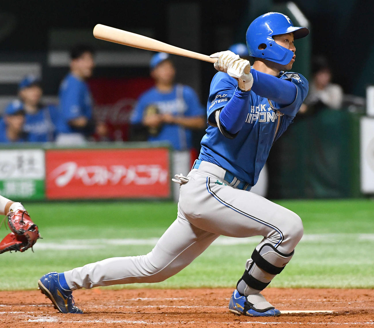 ソフトバンク対日本ハム　4回表日本ハム1死二塁、石井は適時右二塁打を放つ（撮影・岩下翔太）