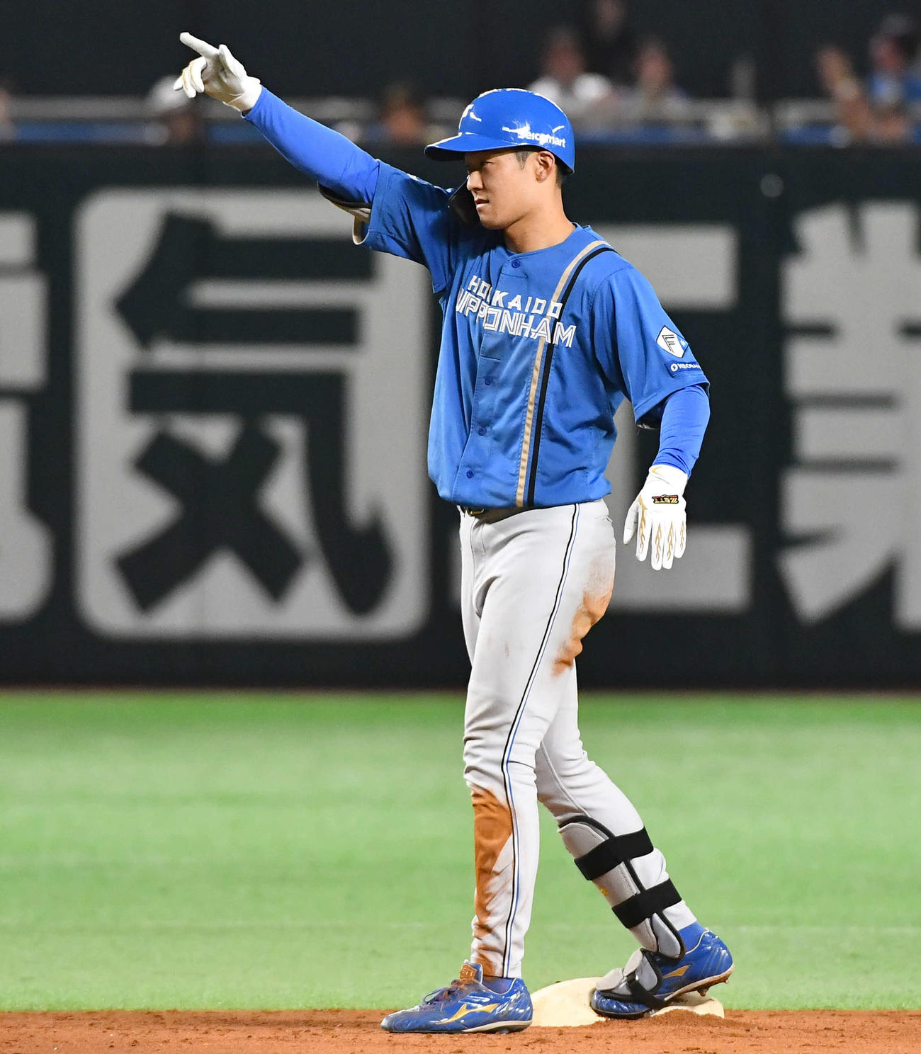 ソフトバンク対日本ハム　4回表日本ハム1死二塁、適時右二塁打を放ち、ベンチに向かってポーズを決める石井（撮影・岩下翔太）