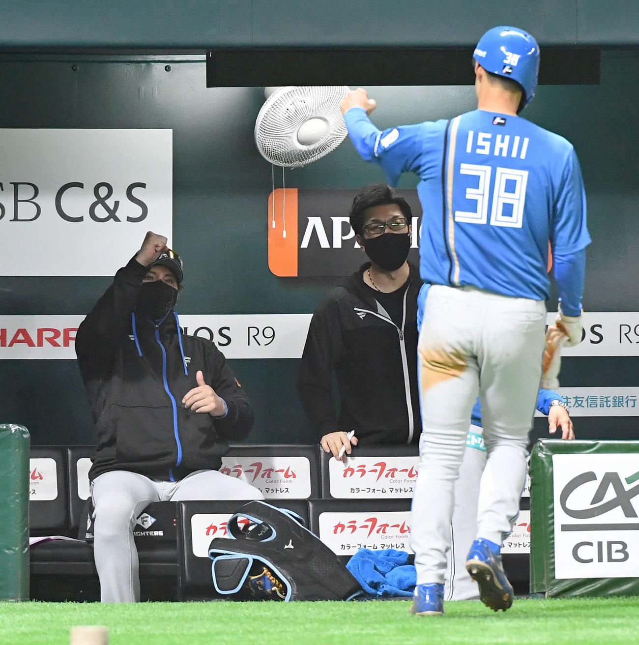 ソフトバンク対日本ハム　4回表日本ハム1死一、三塁、水野のセーフティースクイズで生還した石井（右）とエアタッチを交わす新庄監督（撮影・岩下翔太）