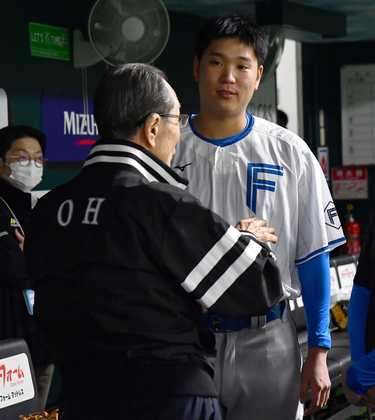 ソフトバンク王貞治球団会長兼特別チームアドバイザー（左）と話す日本ハム古林睿煬（2025年4月29日撮影）