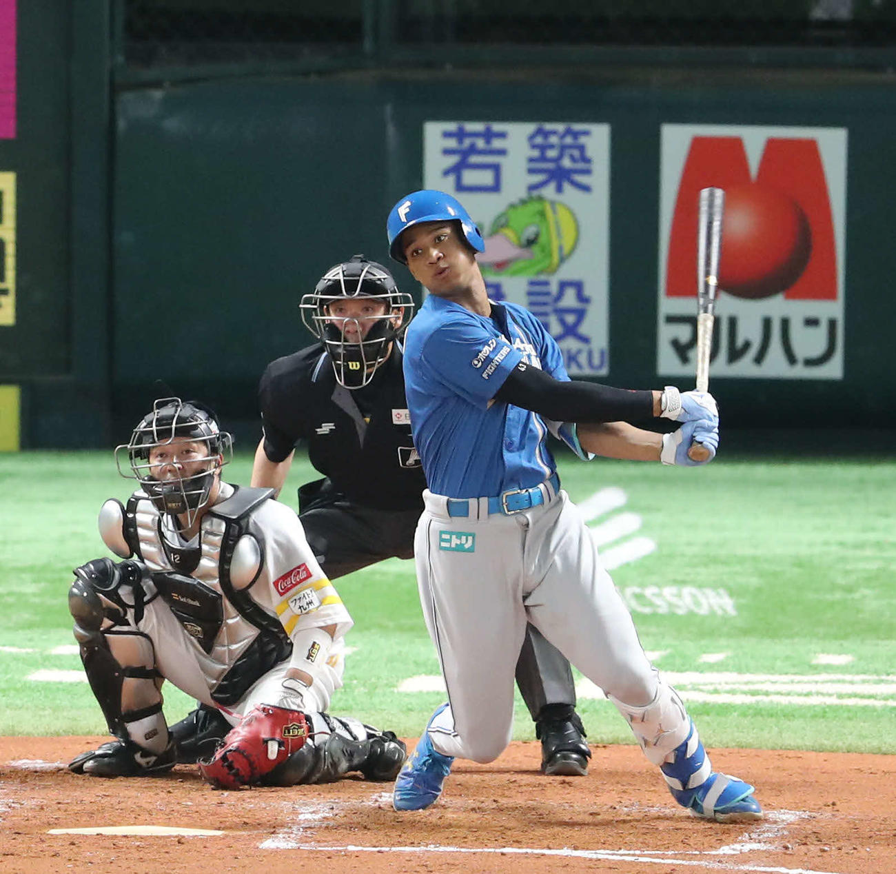 ソフトバンク対日本ハム　4回表日本ハム1死一塁、万波は右越えに先制適時二塁打を放つ（撮影・梅根麻紀）