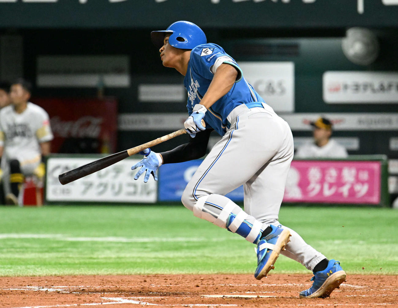 ソフトバンク対日本ハム　4回表日本ハム1死一塁、万波は先制適時打を放つ（撮影・林敢治）