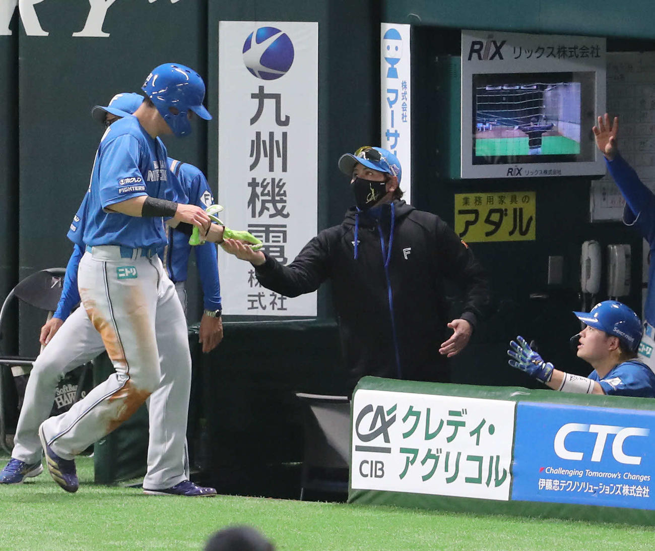 ソフトバンク対日本ハム　4回表日本ハム1死一塁、万波の右越え先制適時二塁打で生還した清宮幸は新庄監督に迎えられる（撮影・梅根麻紀）