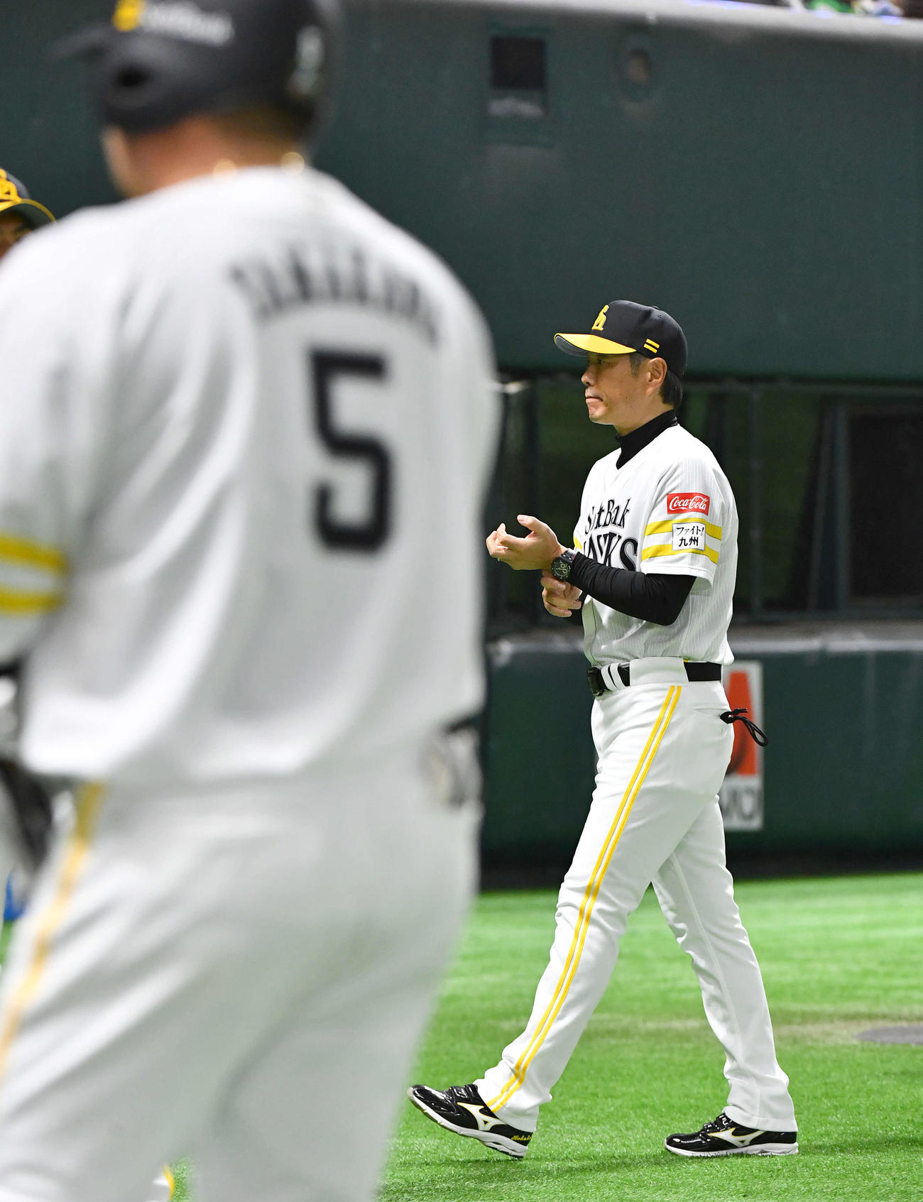 ソフトバンク対日本ハム　6回裏終了後、投手と山川（左）の交代を告げてベンチへ戻る小久保監督（撮影・岩下翔太）