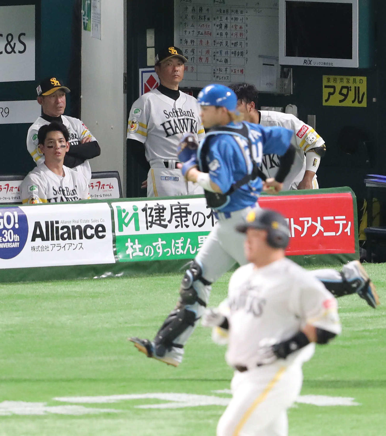 ソフトバンク対日本ハム　2回裏ソフトバンク無死、山川は三ゴロに終わる、ベンチから見つめる小久保監督（撮影・梅根麻紀）