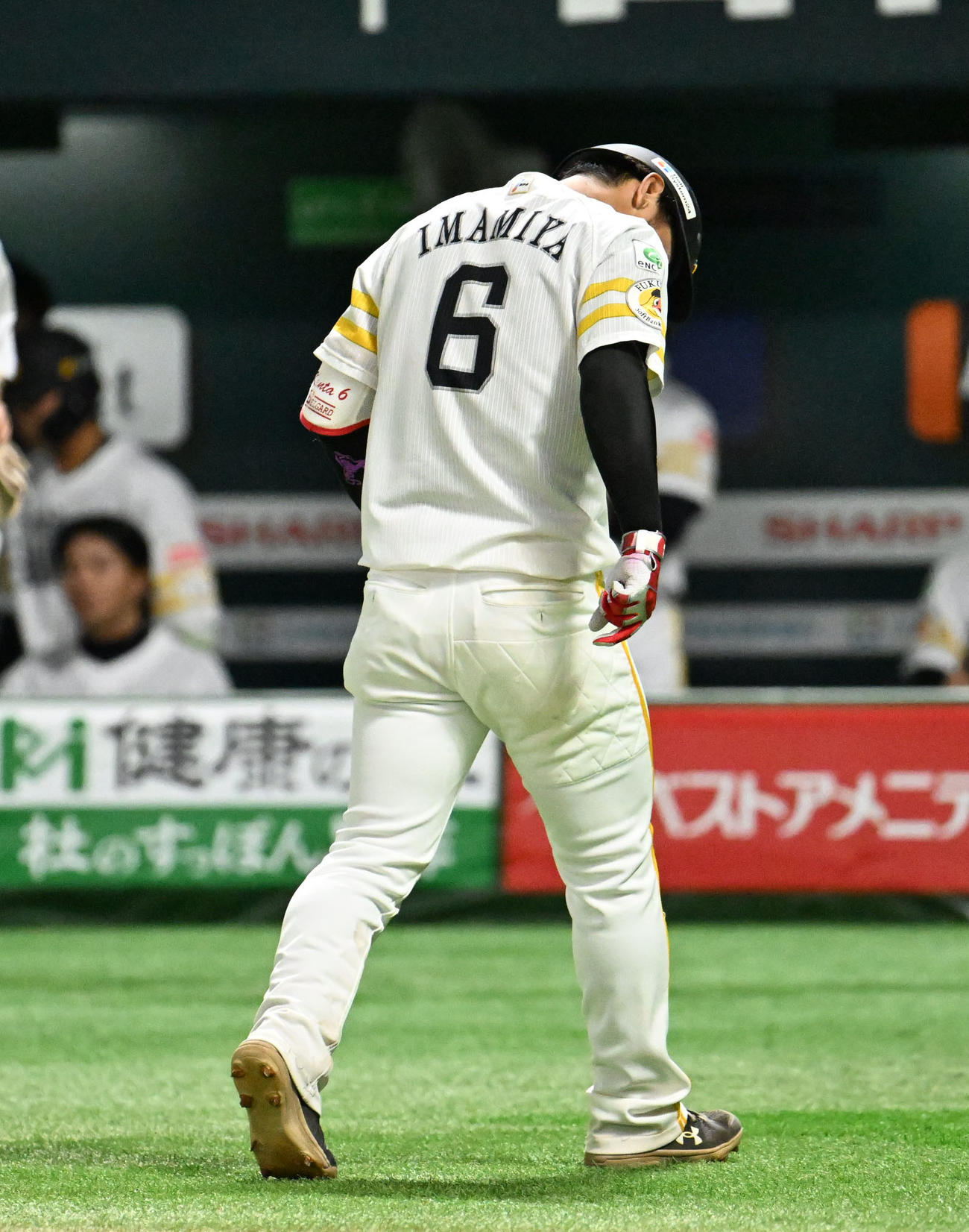 ソフトバンク対日本ハム　8回裏ソフトバンク2死、今宮は死球を受ける（撮影・林敢治）